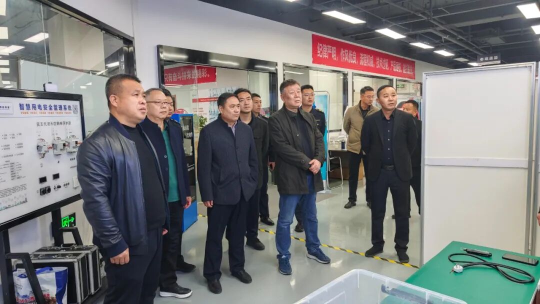 西安秦商经济发展促进会李素峰会长一行调研西航思创智能科技(图1) 1.jpg