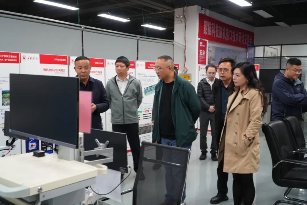 南京六合区龙袍街道办事处考察组莅临西航思创参观指导共探智慧科技发展新路径(图2) 2.jpg