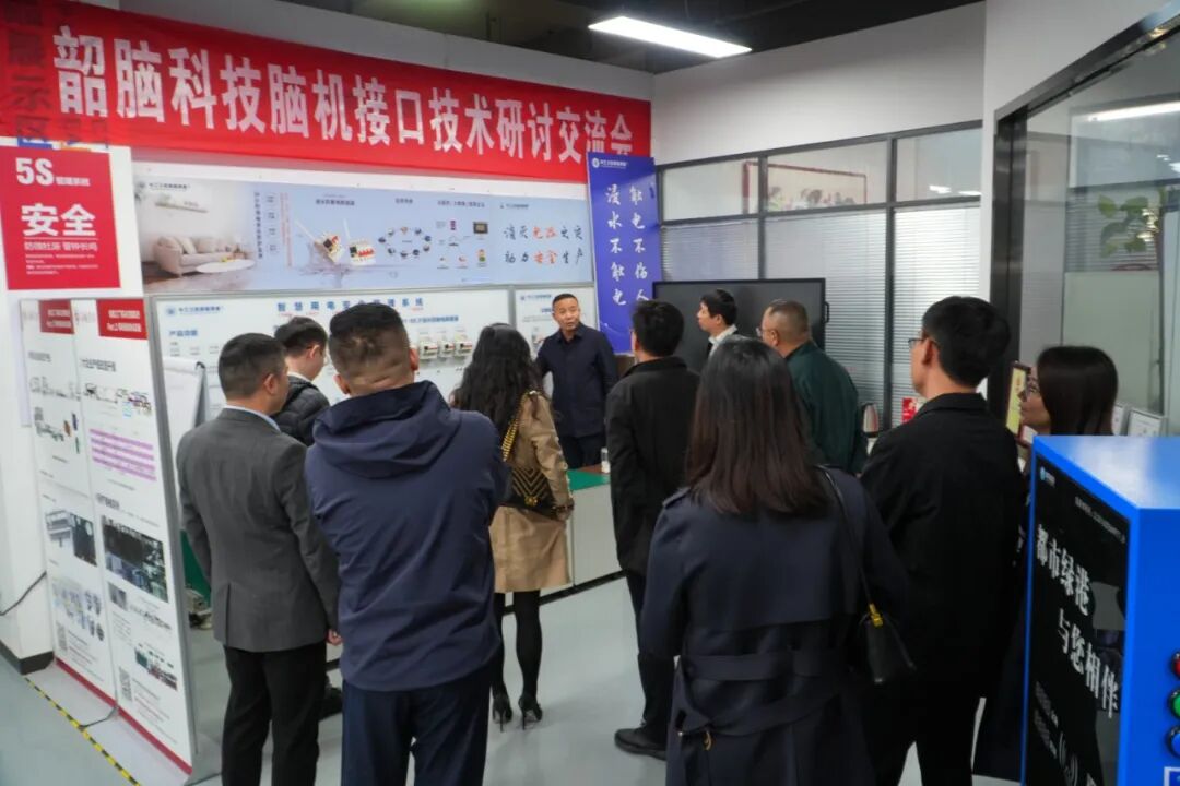 南京六合区龙袍街道办事处考察组莅临西航思创参观指导共探智慧科技发展新路径(图1) 1.jpg
