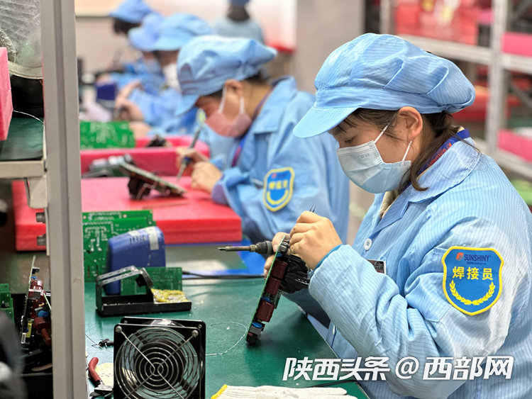 西部网:高质量发展看沣西丨从“实验室”到“生产线” 全方位服务助力企业“乘风破浪”(图1) 西安讯生智能科技有限公司内,焊接员正在作业。