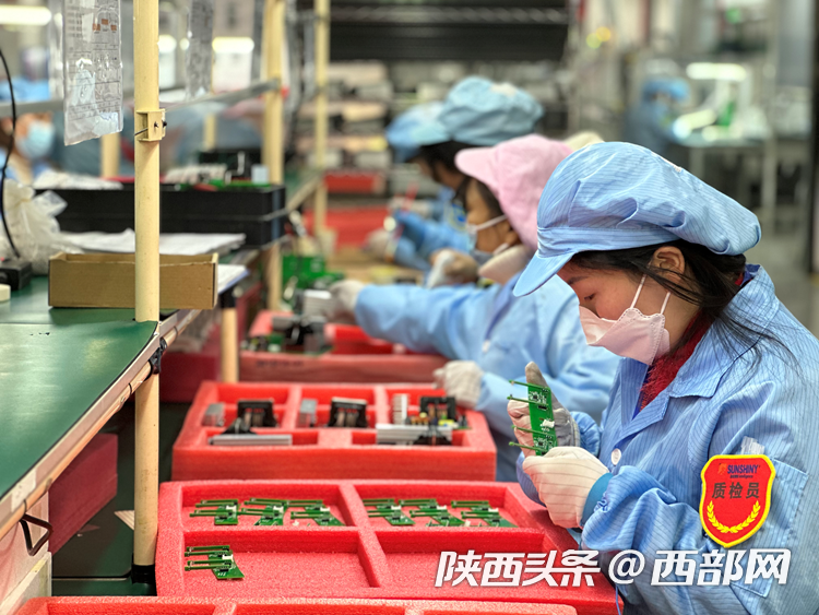 西部网:高质量发展看沣西丨从“实验室”到“生产线” 全方位服务助力企业“乘风破浪”(图2) 西安讯生智能科技有限公司内,质检员正在进行最后的检查。